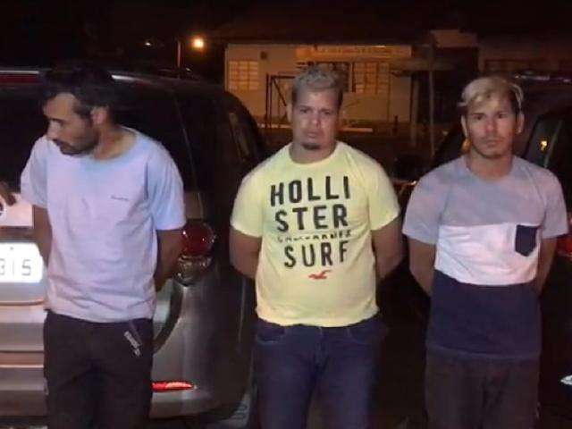 Trio atira, faz ref&eacute;m e amarra jovem em terreno para roubar caminhonete  
