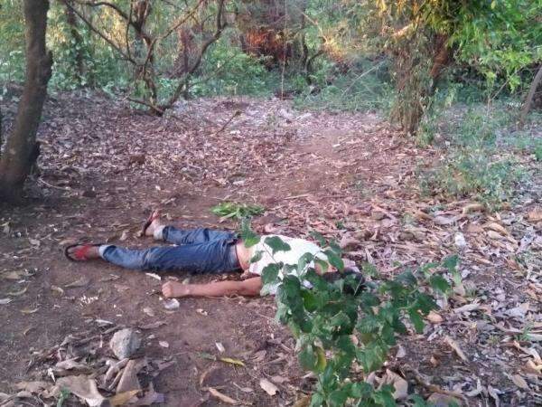 Homem com longa ficha criminal &eacute; executado a tiros em roda de drogas