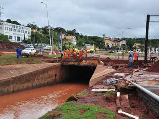 Água infiltrou no asfalto e abriu erosão às margens do córrego. (Foto: João Garrigó)