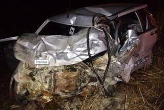 Carro envolvido no acidente ficou totalmente destruído. (Foto: Rádio 94 FM) 