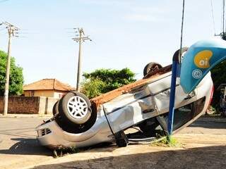Fiesta capotou após colisão com camionete. (Foto: Rodrigo Pazinato)