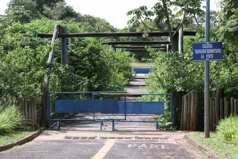 Ponte interditada no Parque do Sóter. (Foto: Henrique Kawaminami)