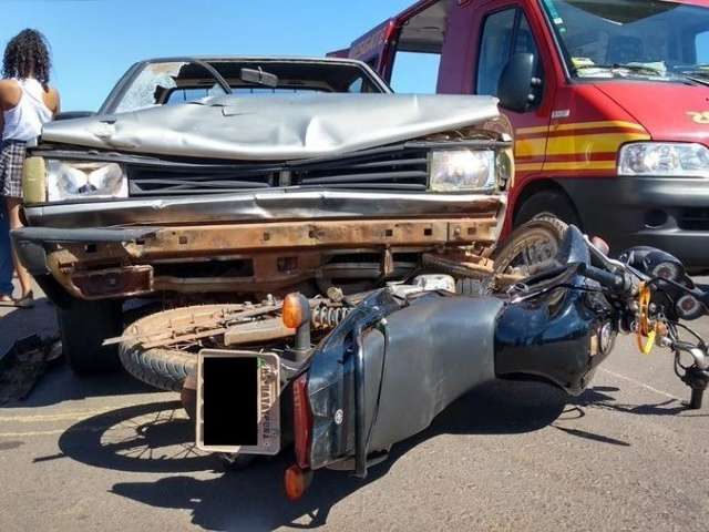 Adolescente e m&atilde;e ficam feridos ao terem moto atingida por carro