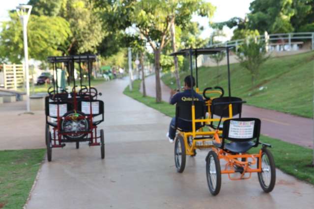 Na Orla Morena, a moda &eacute; andar de triciclo e bicicleta de trenzinho