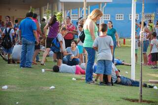 Crianças foram espalhadas no gramado da escola. Pais que estavam nas proximidades correram para o colégio. (Foto: Simão Nogueira)