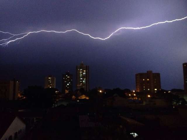 Administrador registra &quot;chuva de raios&quot; durante temporal na Capital