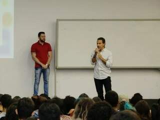 Prefeito Marquinhos Trad (PSD) discursa durante aula na Uniderp, neste sábado (dia 23). (Foto: Kísie Ainoã).