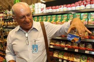 Consultor Paulo Lima mostra salada enlatada à base de legumes e atum. (Foto: Marcos Ermínio)