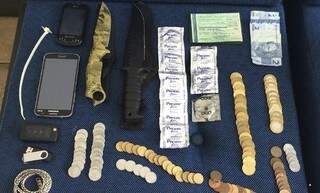 No carro do acusado, a polícia encontrou diversas bandejas de salgados e doces embrulhados, em dois; além de vários preservativos e facas (Foto: Diário Corumbaense)
