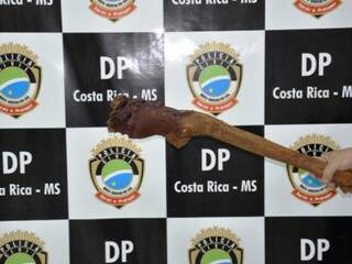 Instrumento utilizado no crime foi apreendido pelos policiais. (Foto: Luciana Aguiar/Costa Rica em Foco)
