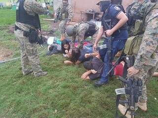 Policiais paraguaios com suspeitos presos nesta quarta-feira em “quartel do crime” na fronteira (Foto: Divulgação)