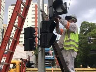 Operário trabalha na fiação dos novos semáforos. (Foto: Kísie Ainoã)