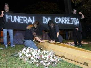 Em frente ao MPF, integrantes do Chega de Impostos também encenaram enterro da carreira de Dagoberto (Foto: Alan Nantes)
