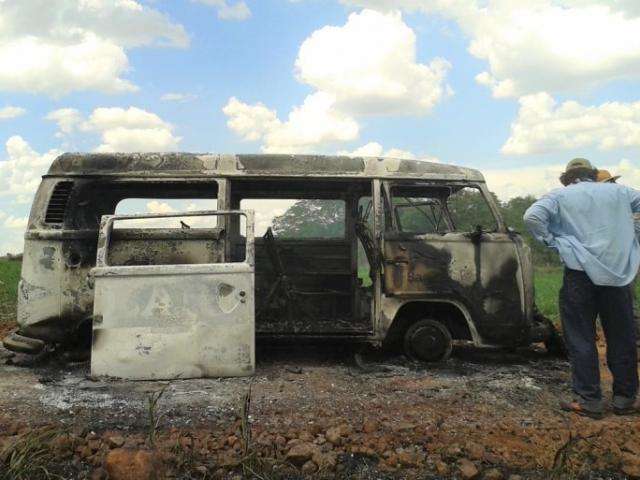 Kombi que fazia transporte  de 11 estudantes &eacute; destru&iacute;da pelas chamas