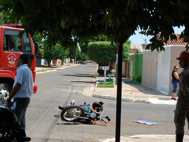  Placa encoberta causa acidente entre &ocirc;nibus e moto em cruzamento 