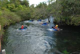 Turistas se aventuram na corredeira do Rio Formoso no Parque Nacional das Emas (Foto: Divulgação)
