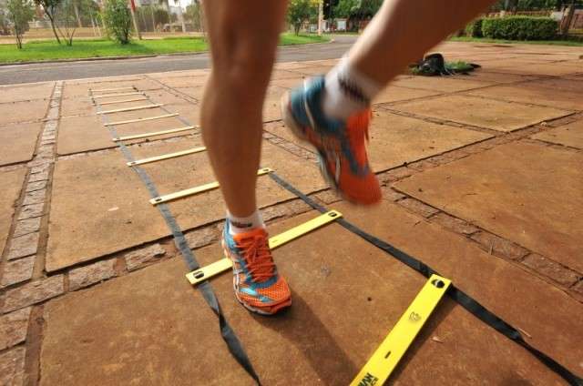 Dividido em esta&ccedil;&otilde;es, treino funcional bota gente para se exercitar em parques