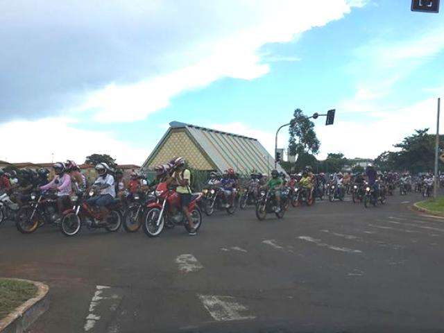 Motociclistas fazem &ldquo;rolez&atilde;o&rdquo; e pedem liberdade para manobras radicais