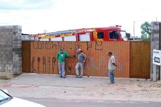 A entrada foi bloqueada pelos funcionários do local (Foto: André Bittar)