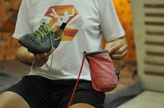 Equipamentos necessários: sapatilha e saco de magnésio. (Foto: Alcides Neto)