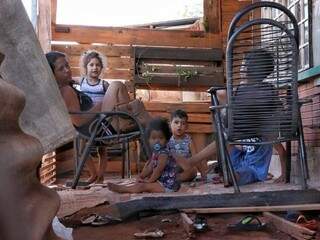 Jéssica Oliveira, que vive com R$ 360 para criar os 5 filhos na favela Mandela (Foto: Henrique Kawaminami)