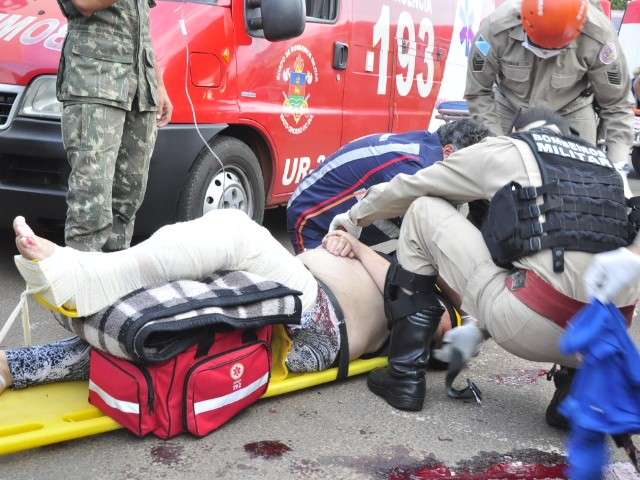 Gr&aacute;vida de 7 meses, motociclista &eacute; atingida por caminh&atilde;o na Coophatrabalho
