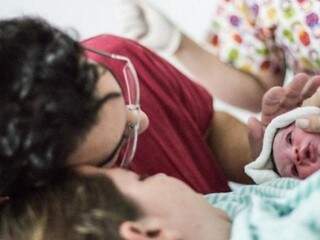 Pais e criança recém-nascida na maternidade Cândido Mariano. (Foto: Divulgação/Cândido Mariano)
