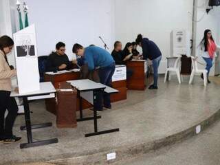 Alunos votam na eleição para reitor da Uems, nesta quinta-feira, em Dourados (Foto: Eduarda Rosa/Divulgação)