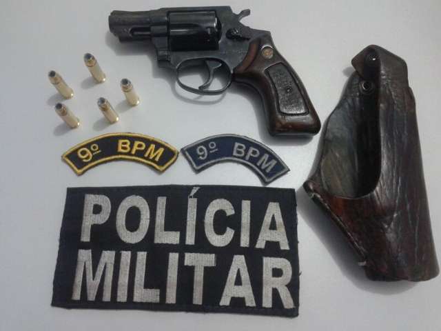 Mulher acha arma carregada em frente de escola em Campo Grande