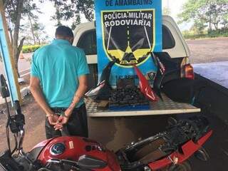 Homem, de 33 anos, com moto e tabletes de haxixe encontrados em fundo falso (Foto: Divulgação/PMR)