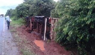 Chovia muito no momento do acidente. Parte da carga de gesso agrícola se perdeu e motorista saiu ileso.  (Foto: Jornal da Nova)