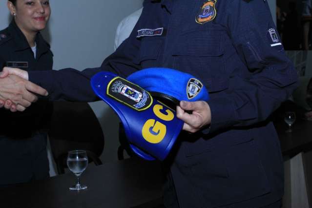 Bra&ccedil;adeiras e boinas diferenciam uniformes da Guarda Municipal e PM