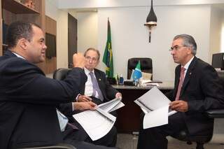 Reinaldo se encontrou com superintendente da Sudeco e o senador Figueiró, hoje em Brasília (Foto: Divulgação/ Alexssandro Loyola)