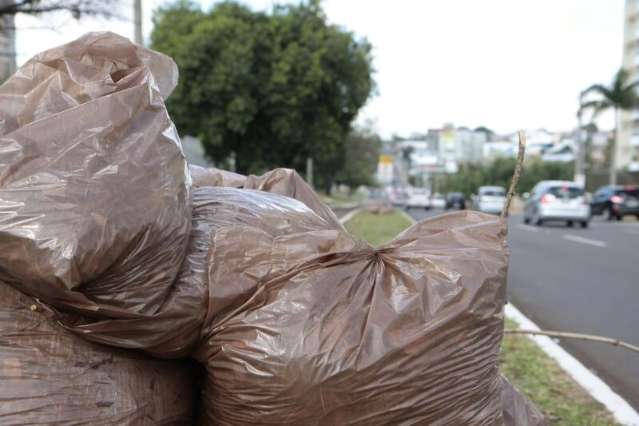 Prefeitura paga R$ 10 milh&otilde;es e empresa retoma coleta de lixo hoje