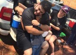 Filho de Marília e coordenador do Projeto, Eduardo ameniza saudades com abraço das crianças.   (Foto: Acervo Pessoal)