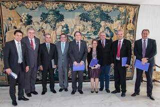 Parlamentares do MS e governador Reinaldo Azambuja com o embaixador chileno (Foto: divulgação)