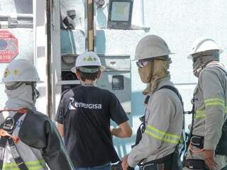 Equipes da Energisa prestaram apoio após o princípio de incêndio (Foto: Marcos Maluf)