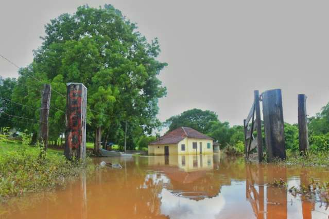 Sol aparece, mas rio precisa baixar para fam&iacute;lias voltarem para casa