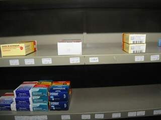 Em farmácia na região central, espaço de alguns medicamentos de uso contínuo está vazio. (Foto: Paulo Francis) 