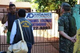 Agente de saúde e soldado do Exército chegam a residência do Santa Brígida para vistoriar terreno (Foto: Eliel Oliveira)
