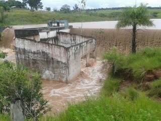 Barragem do Rio Piraí, em Iguatemi, transbordou nessa madrugada (Foto: Divulgação/Defesa Civil)