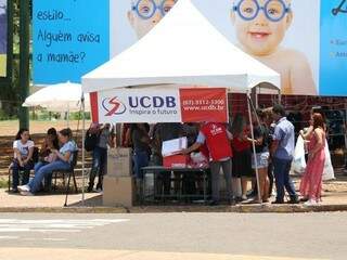 Estande da UCDB em frente à Uniderp oferecendo kits para os estudantes (Foto: Paulo Francis)