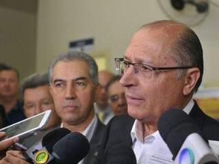 Alckmin (à direita) dá entrevista ao lado do governador Reinaldo Azambuja. (Foto: Arquivo).