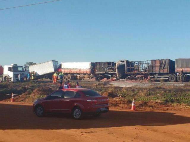 Engavetamento de carretas na BR-163 deixou tr&ecirc;s mortos e mulher ferida
