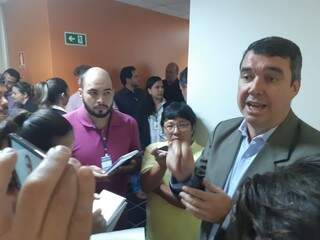 O secretário Eduardo Riedel conversa com jornalistas na Famasul. (Foto: Leonardo Rocha)