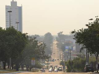 A imagem dispensa descrições. Avenida Afonso Pena nesta segunda-feira, céu coberto por névoa seca anuncia que a umidade será baixíssima, de novo. (Foto: Simão Nogueira)