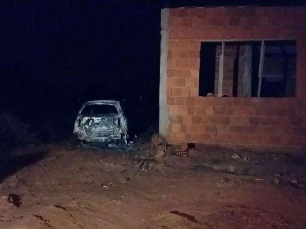 Carro de empres&aacute;rio que est&aacute; desaparecido &eacute; encontrado queimado 