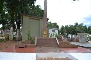 O fundador da Capital está enterrado logo na entrada do 1º cemitério da cidade ( Foto - Silas Lima)