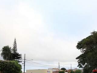 O dia na capital sul-mato-grossense amanheceu com céu nublado (Foto: Marina Pacheco)
