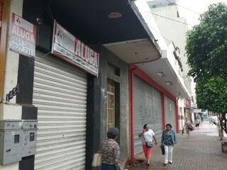 Lojas fechadas dominam paisagem central da cidade. (Foto: Alcides Neto) 